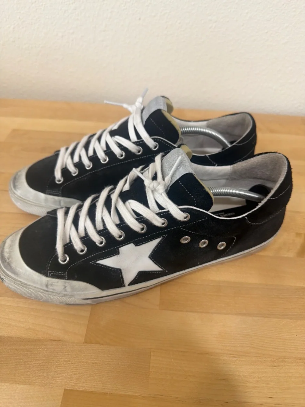 Golden Goose men’s Superstar shoes. Size EU45 - Picture 3 of 5